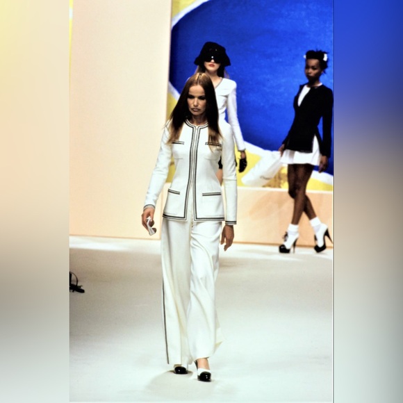 Chanel Vintage S/S 1995 Ivory Ecru Black Gold Zip Tweed 95P Jacket - Picture 3 of 15